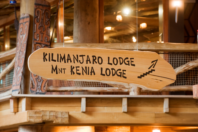bord met tekst kilimanjaro lodge en Mnt Kenia lodge 
